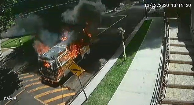 Kombi da prefeitura de Maringá com seis funcionários pega fogo; veja vídeo