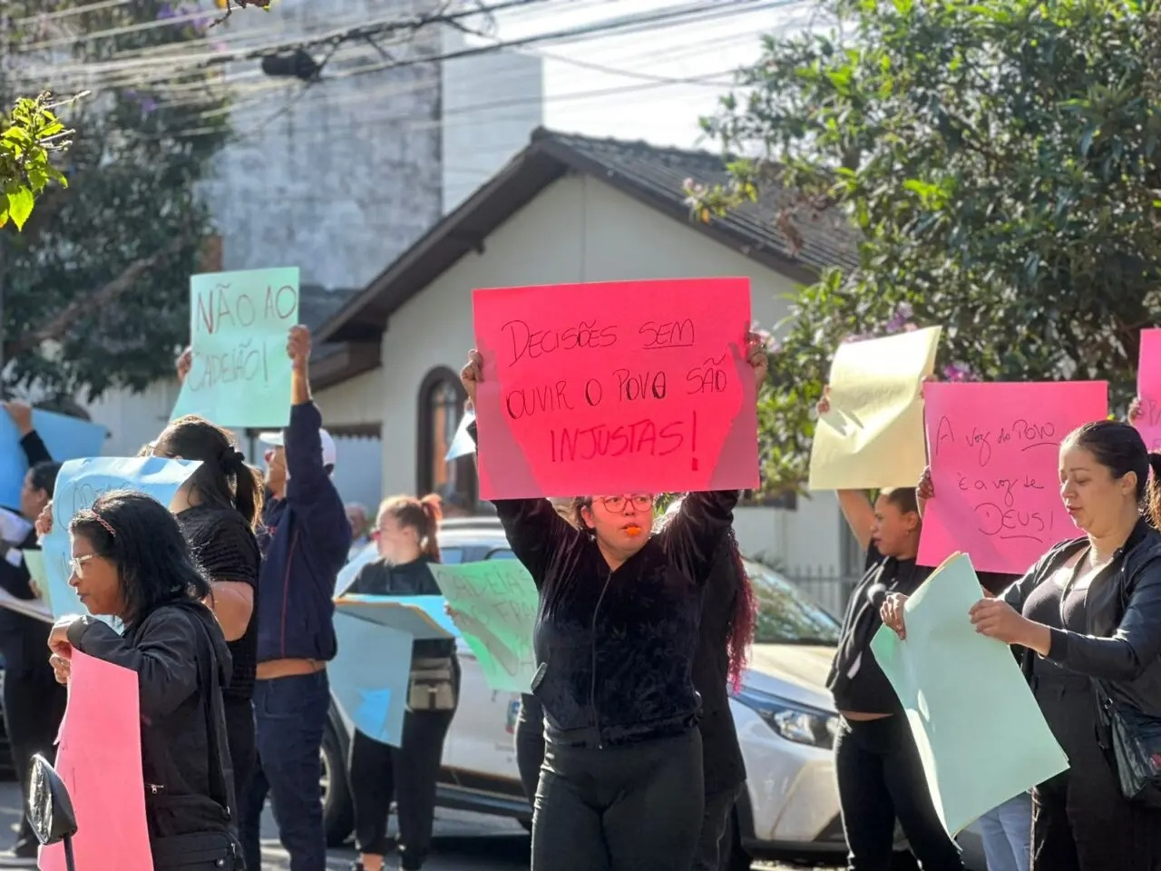 Moradores protestam contra construção de presídio em bairro residencial
