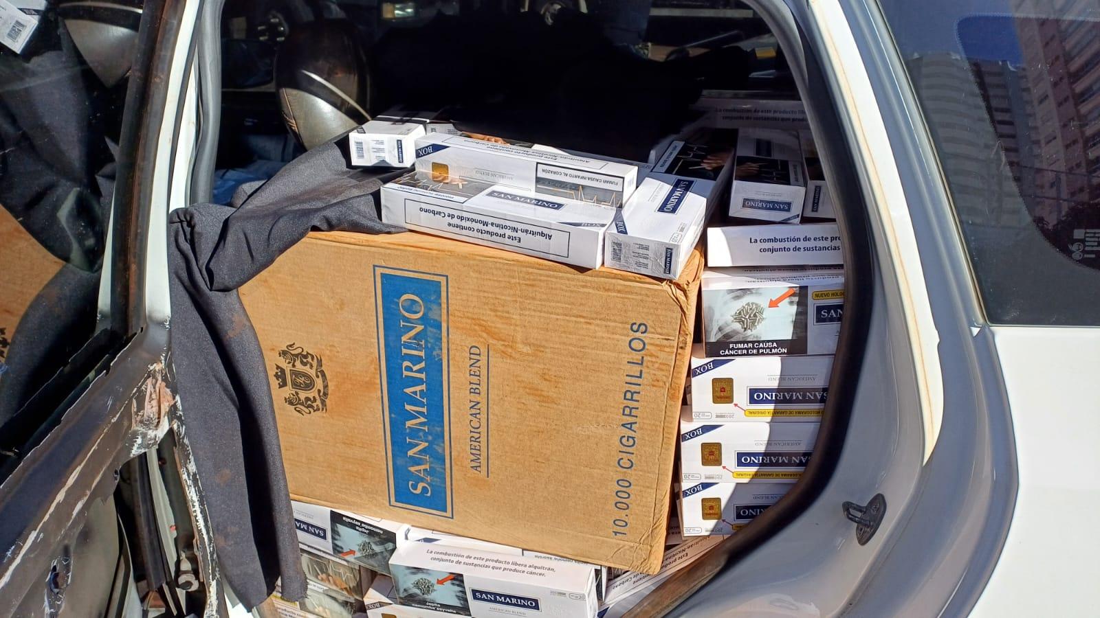 Carro de passeio transportava cigarros e agrotóxicos