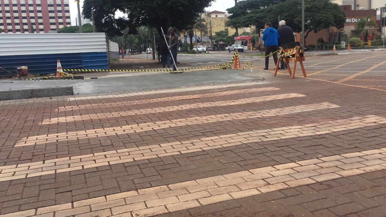 Deficientes visuais denunciam risco em faixas de pedestres no novo centro em Maringá