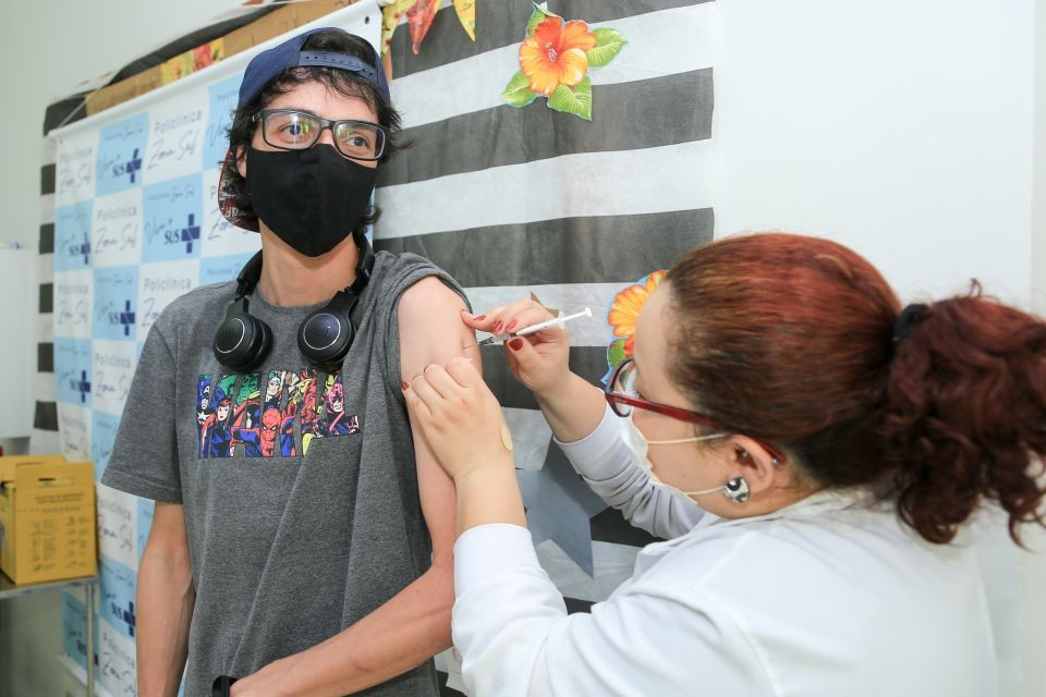 Vacinação será para 25+ na segunda e 24+ na terça, garante prefeito