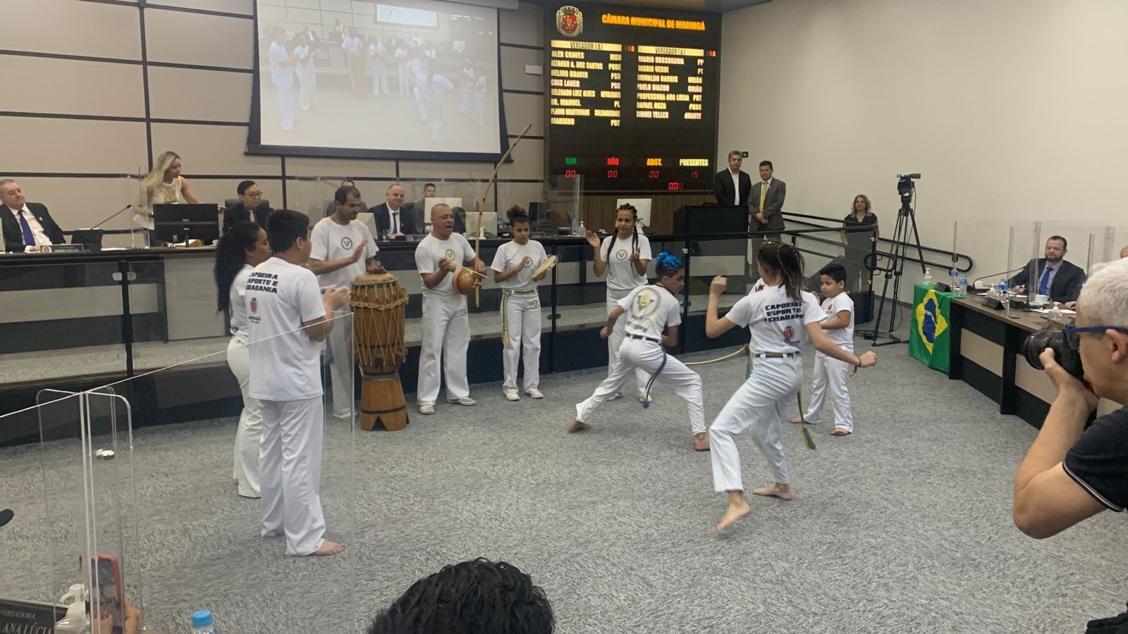 Grupo de capoeira se apresenta na Câmara de Maringá