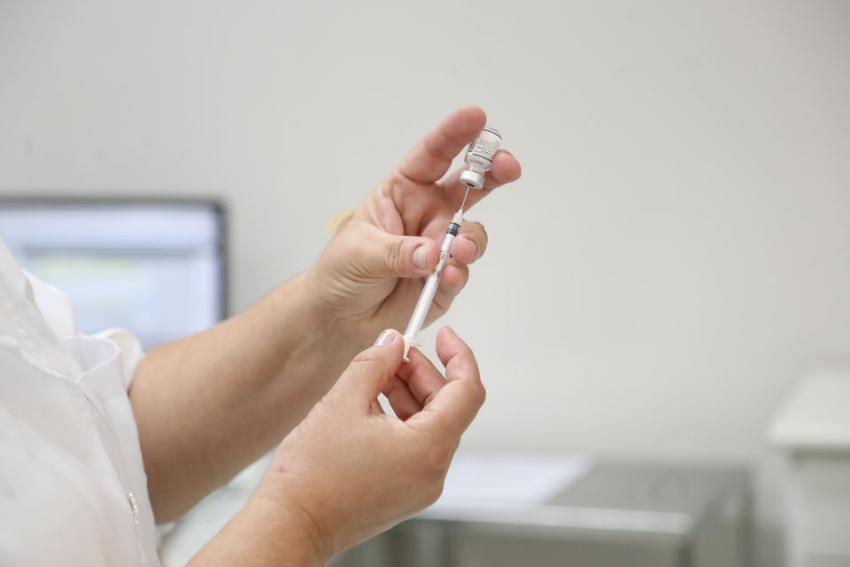 Maringá tem estoque de 30 mil doses de vacina bivalente