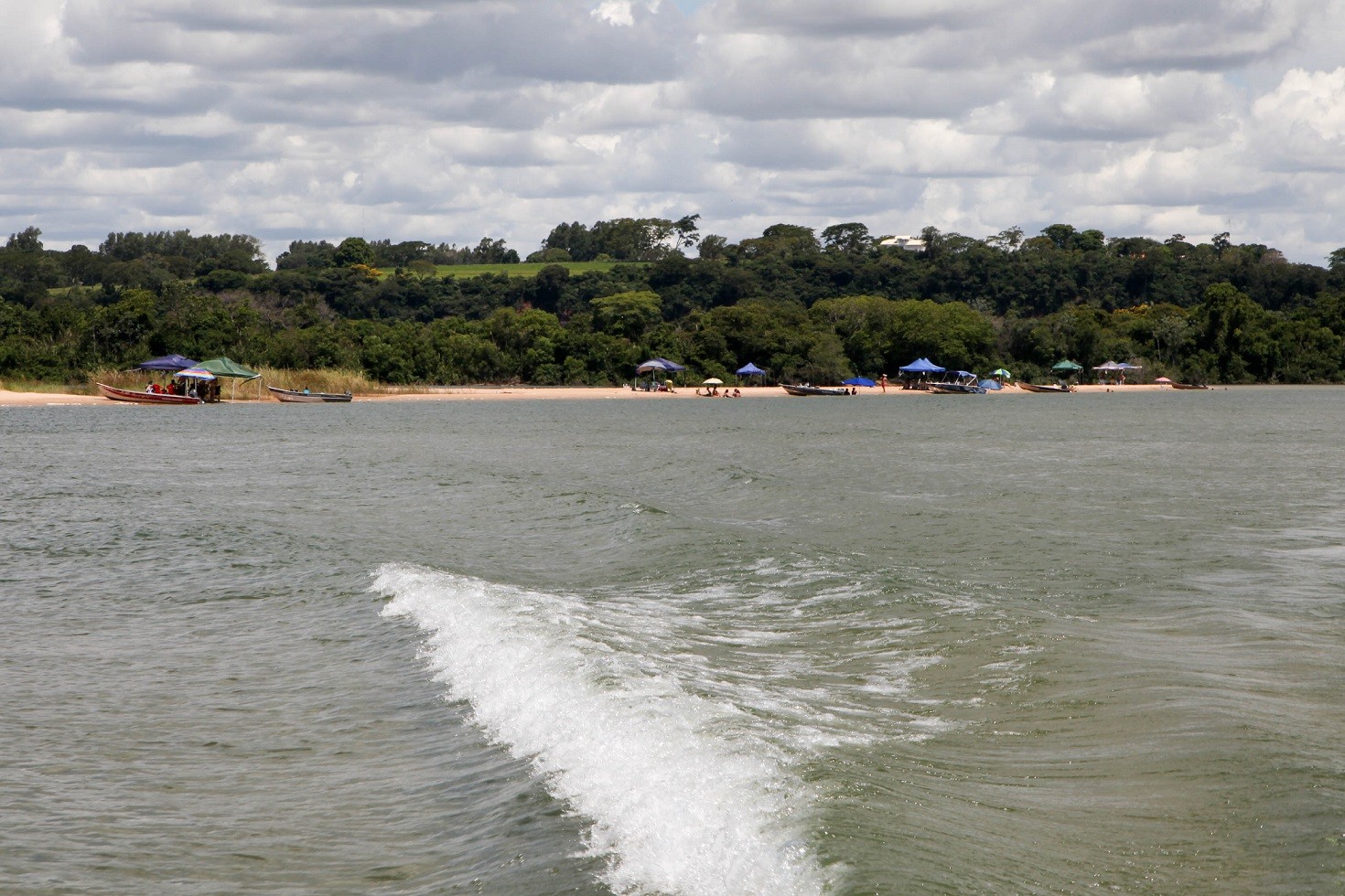 Bombeiros seguem buscas por moradora de Cianorte que caiu da lancha no Rio Paraná