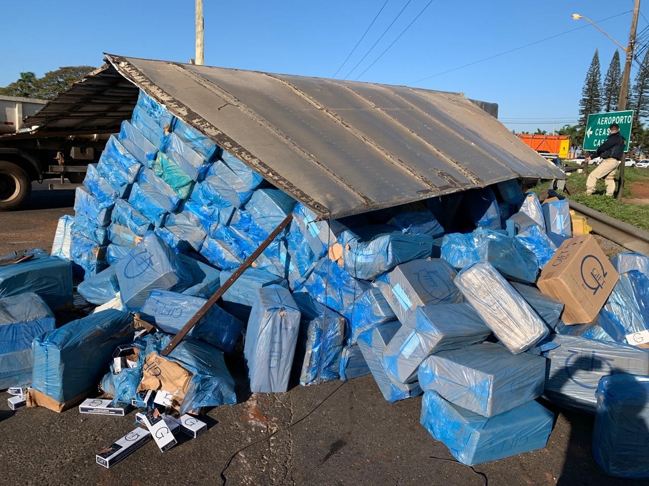 Carreta carregada de cigarros contrabandeados tomba na rotatória do Catuaí