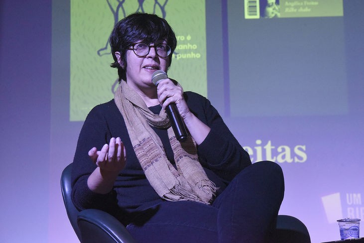 Humor e cotidiano marcam poesia de Angélica Freitas