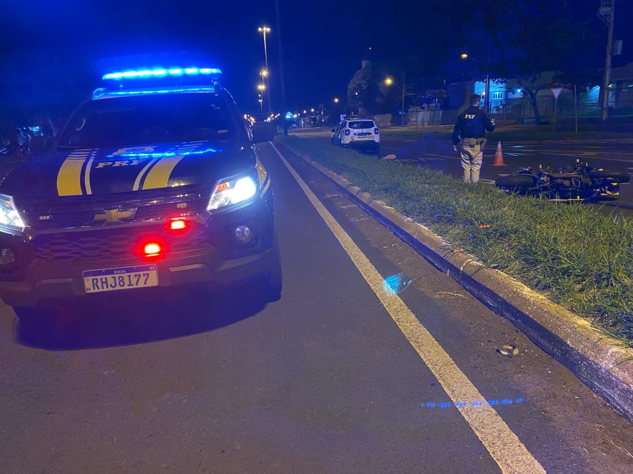 Motocicleta de alta cilindrada sai da pista e motociclista morre