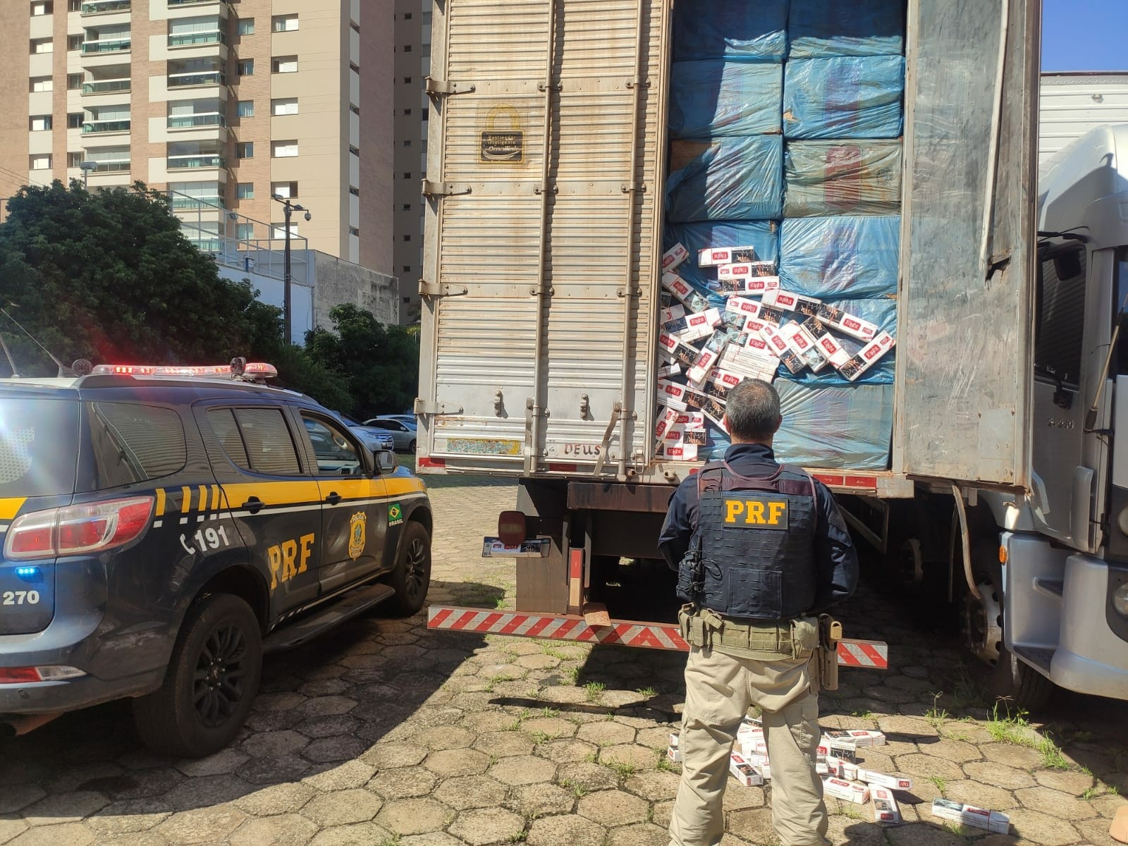 Caminhão com 450 mil maços de cigarros do Paraguai é apreendido no Contorno Sul de Maringá