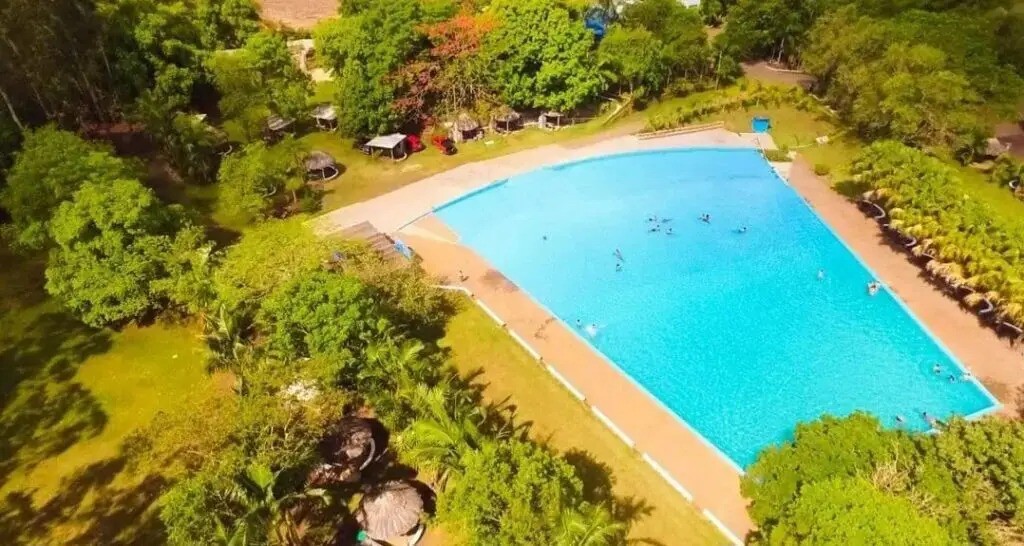 Prainha de água mineral atrai visitantes em distrito de 1,3 mil moradores