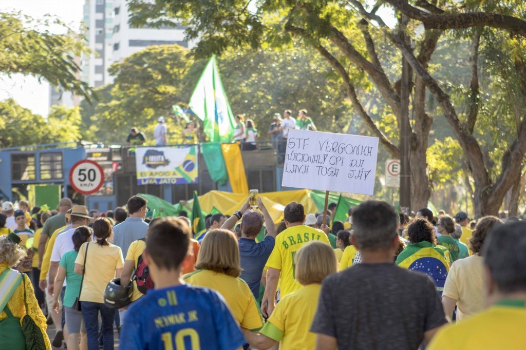 Manifestantes pedem que Bolsonaro vete lei contra abuso de autoridade