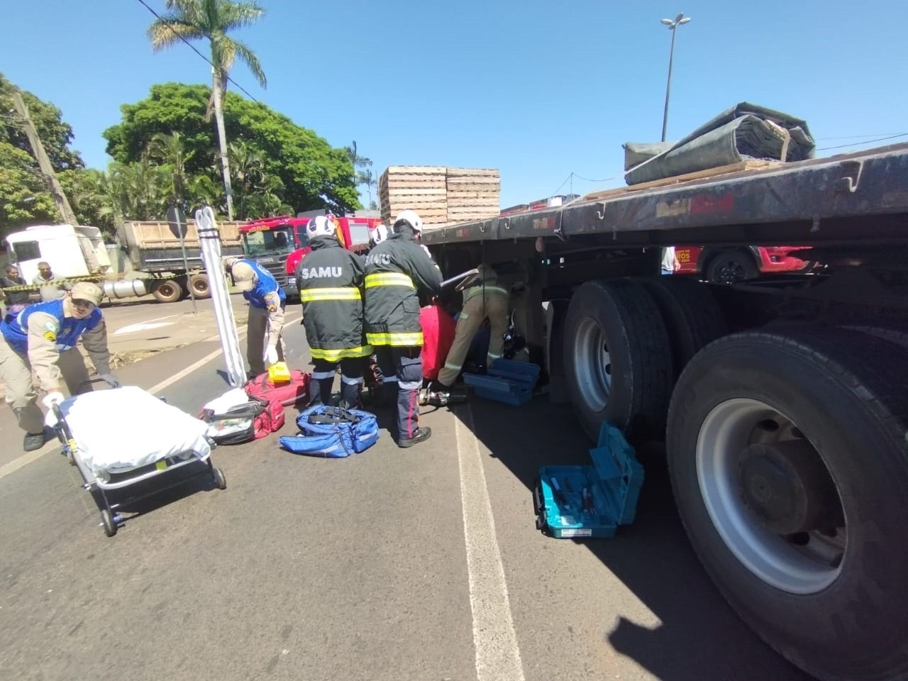 Motociclista fica preso embaixo de caminhão na BR-376