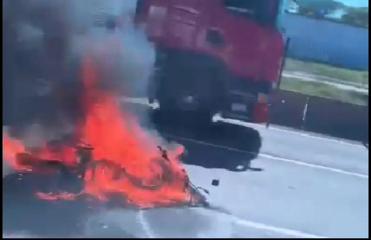 Moto explode após bater contra carro em Sarandi