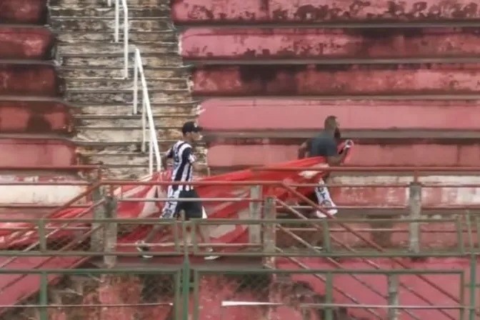 Torcedores invadem área de torcida do time adversário e rasgam “bandeirão”