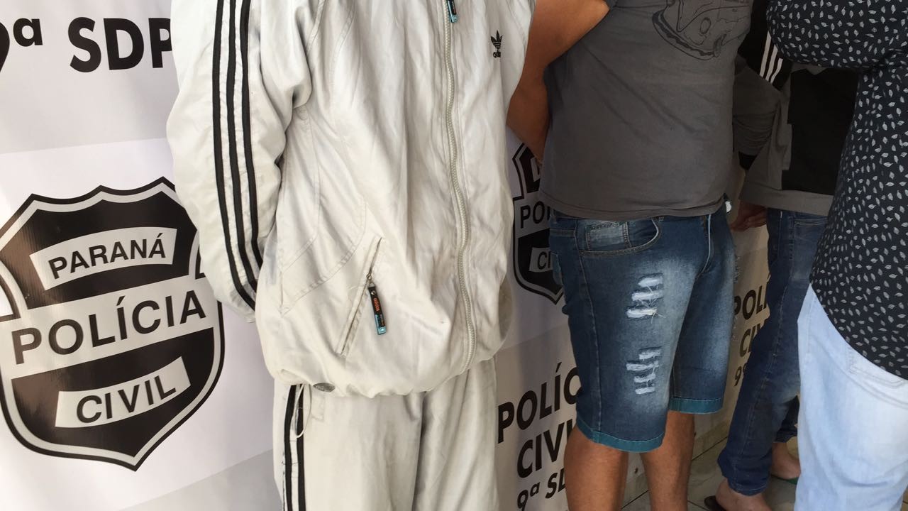 Três homens são presos acusados de roubar carro à mão armada