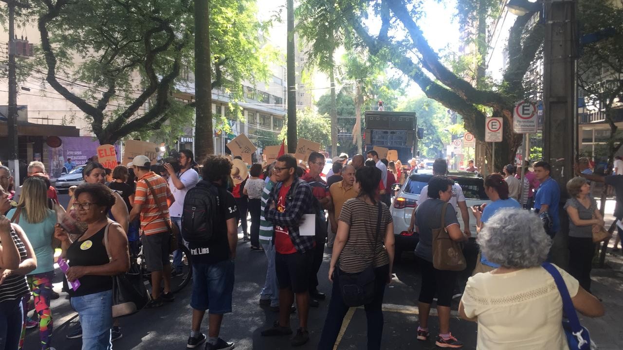 Manifestantes protestam contra mudança nas regras
