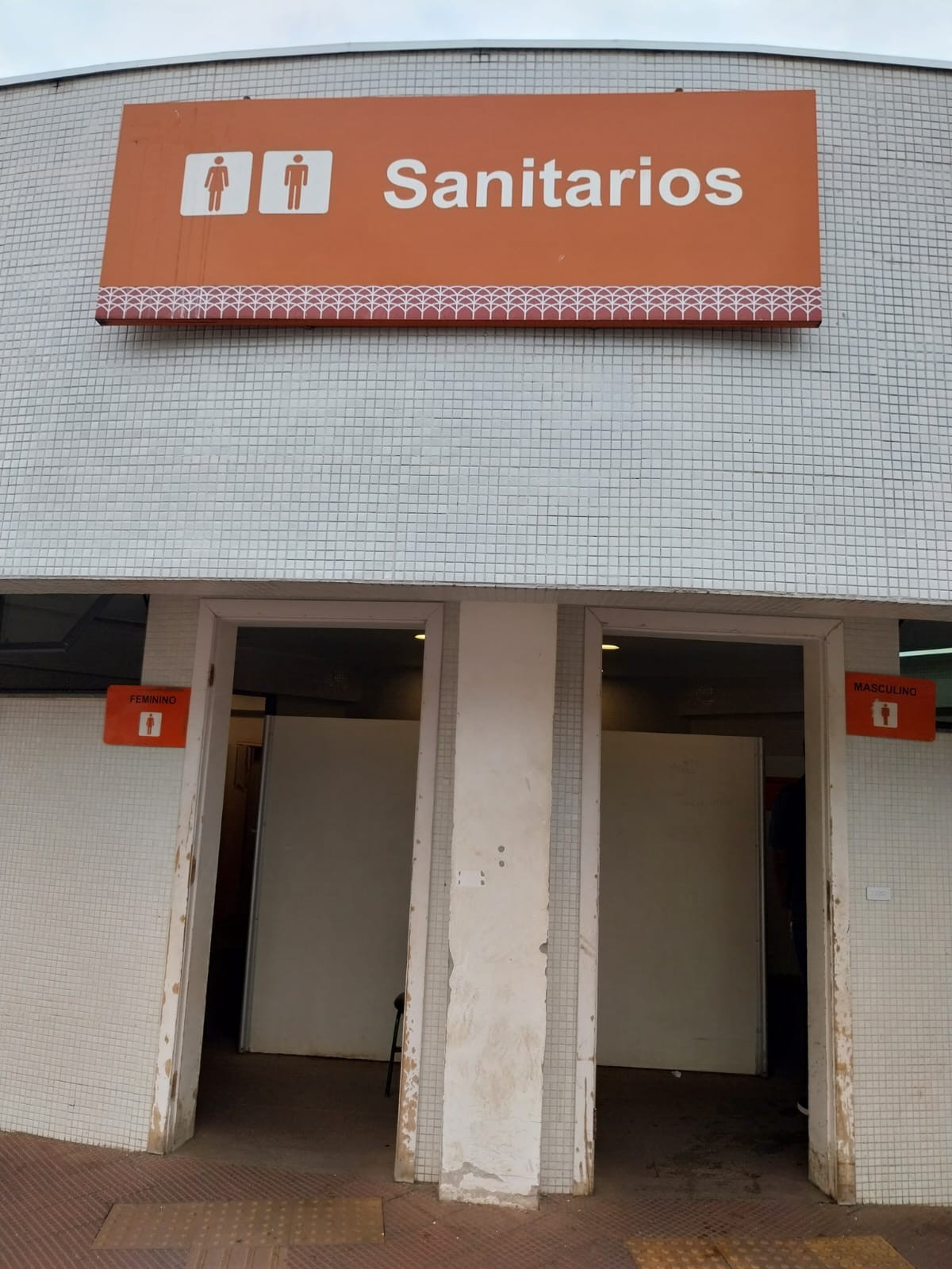 Ouvinte se queixa das condições do sanitário masculino do Terminal Urbano de Maringá