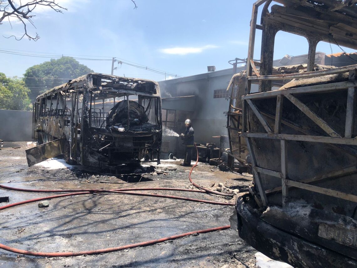Ônibus são destruídos após incêndio em garagem em Paranavaí