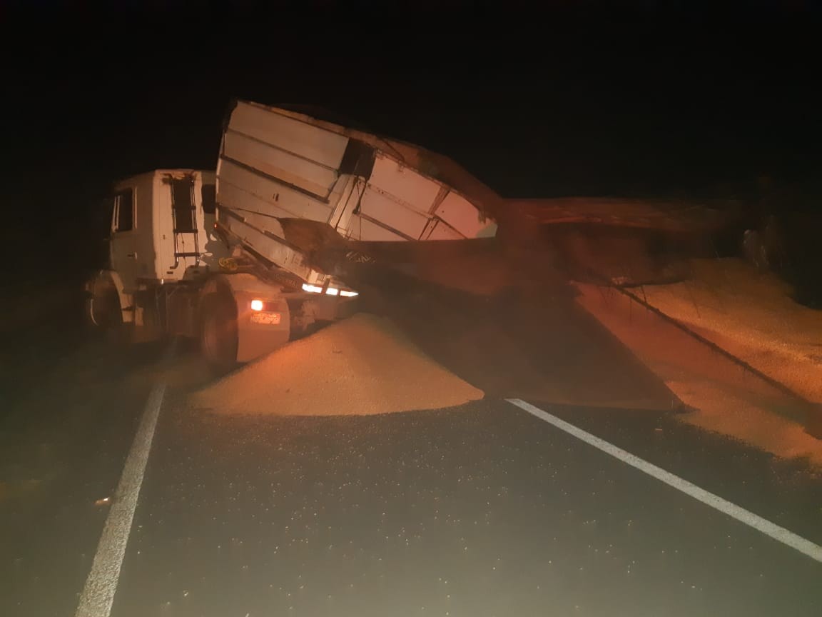 Carreta tomba na BR-376 e derrama carga de grãos na pista