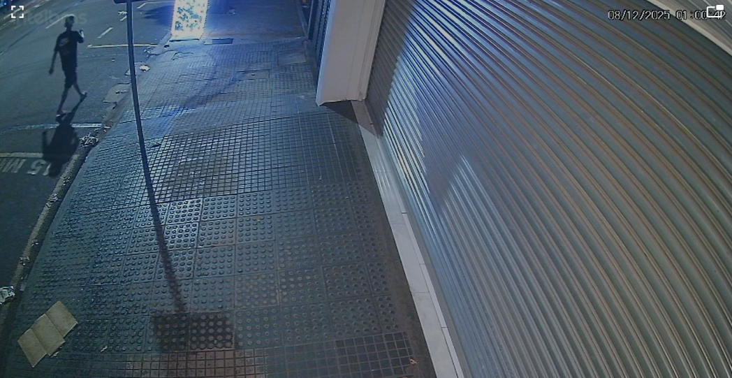 Morador de rua danifica decoração natalina em Mandaguaçu