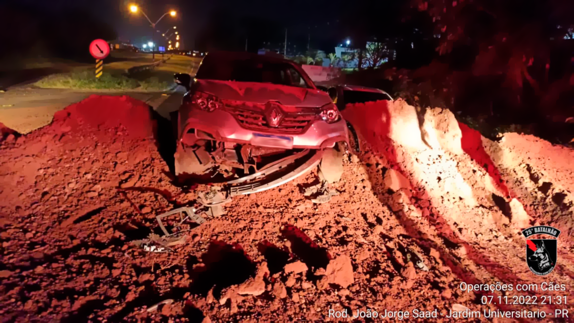 Carro bate contra barreira de terra colocada em protesto na PR-323