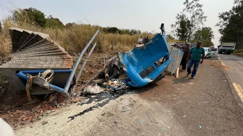 Caminhão carregado com concreto tomba e motorista fica gravemente ferido na região