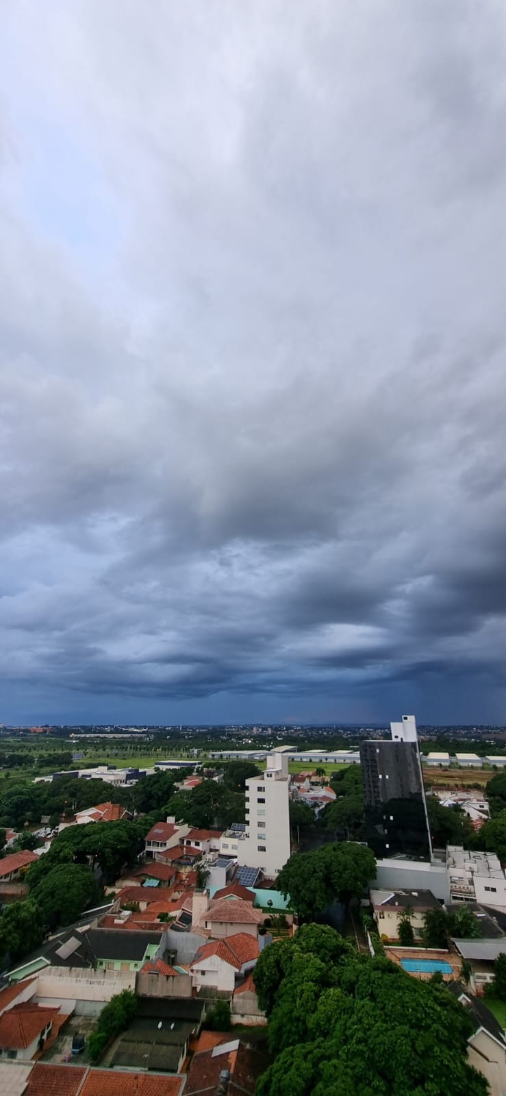 Tarde de domingo com possibilidade de chuva em Maringá