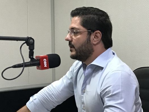 Fiscais do Meio Ambiente e protetores de animais tentam resgatar cães em suposto criadouro irregular