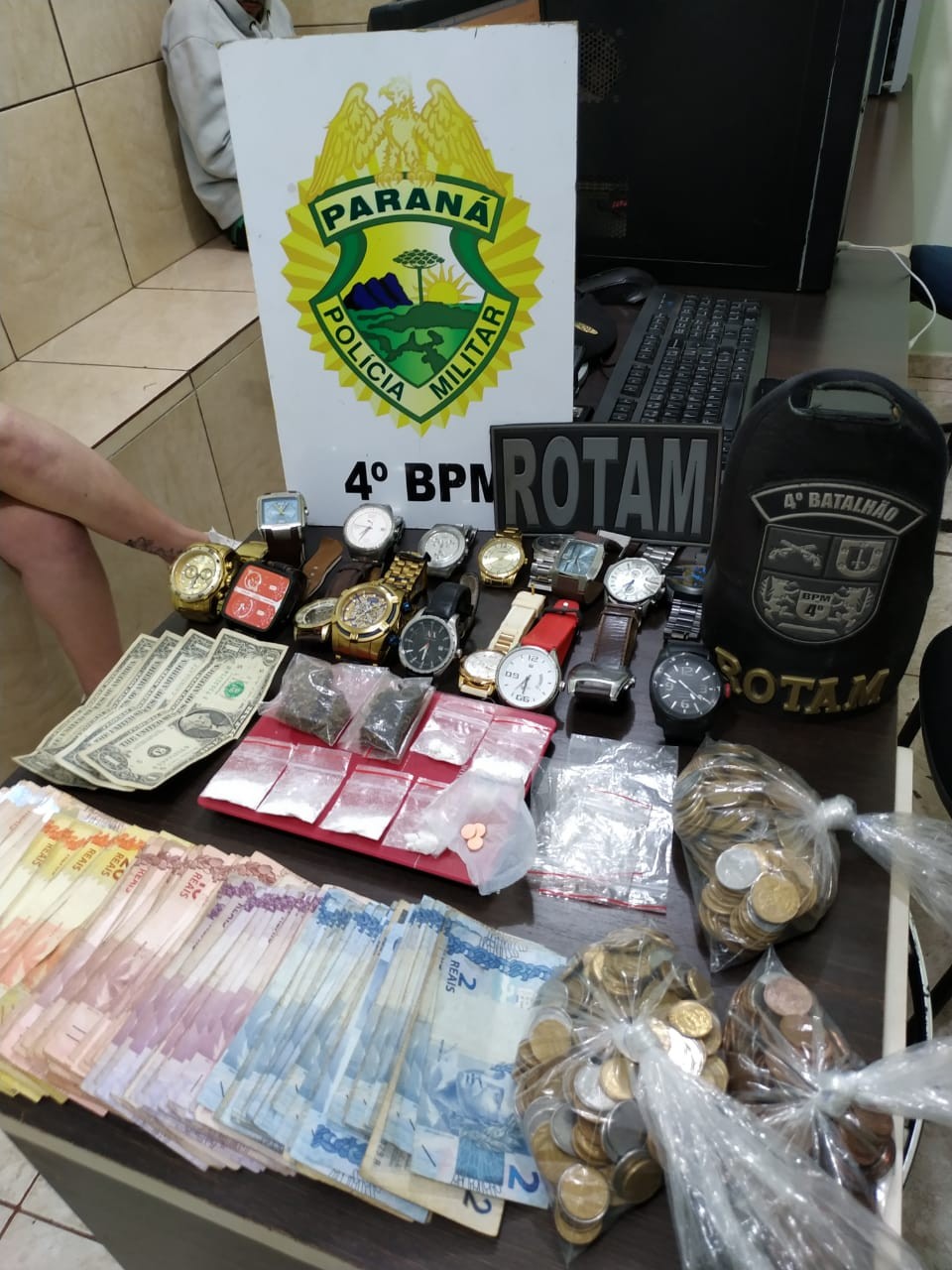 Casal é preso com drogas, dinheiro e relógios