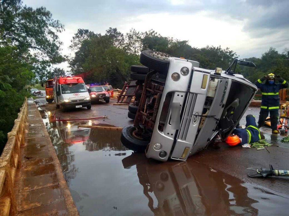 Caminhão tomba e motorista fica ferido na PR-180