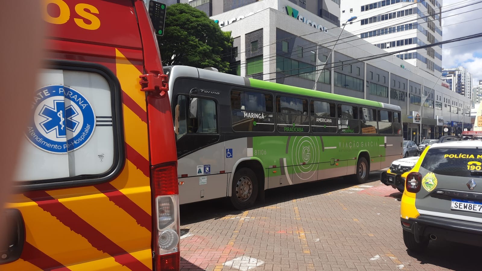 Acidente entre ônibus e viatura da PM é registrado no centro de Maringá