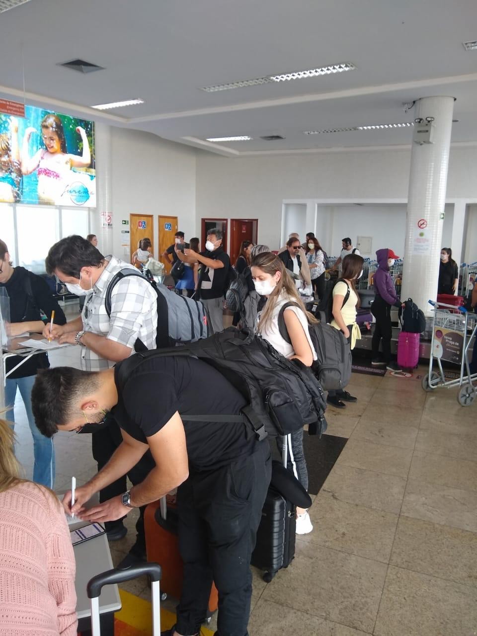 Passageiros são obrigados a preencher ficha quando chegam ao aeroporto de Maringá