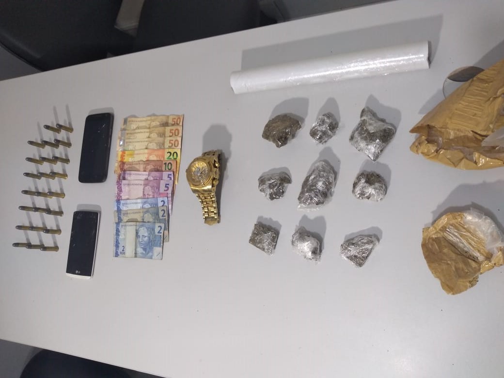 Mãe colabora com polícia para prisão de filho por tráfico de drogas