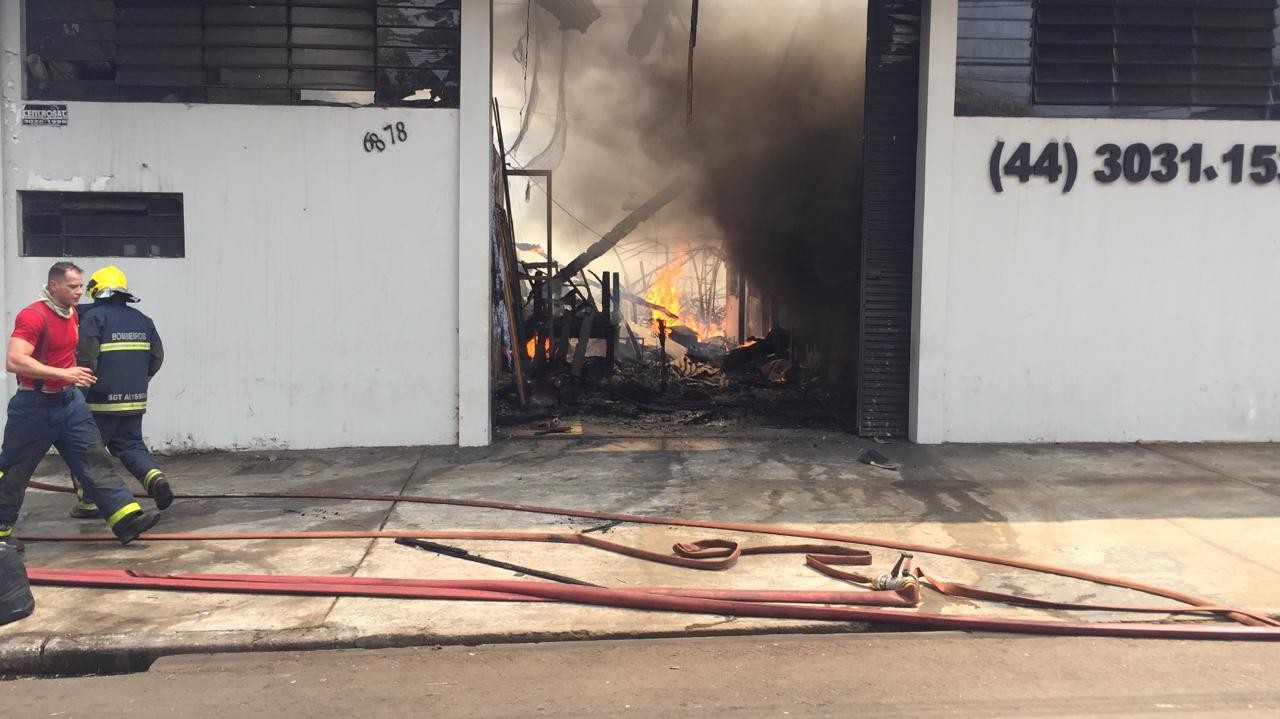 Incêndio atinge loja de decoração de eventos na Av. Brasil, em Maringá