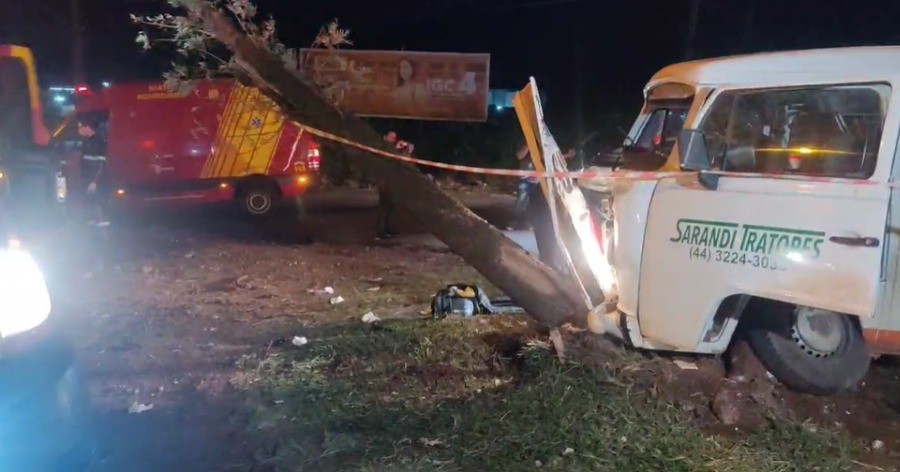 5 trabalhadores ficam feridos após Kombi bater contra árvore na Avenida Morangueira, em Maringá