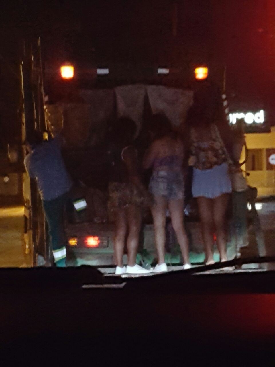 Mulheres são flagradas dançando em cima de caminhão da Semusp de Maringá