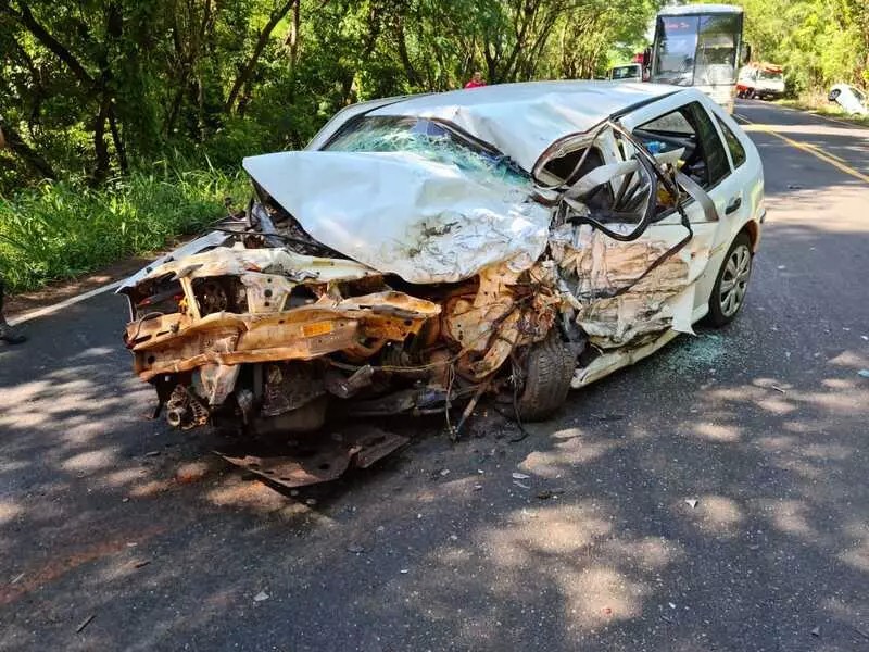 Um morre e três ficam feridos em acidente envolvendo três carros em Iguaraçu
