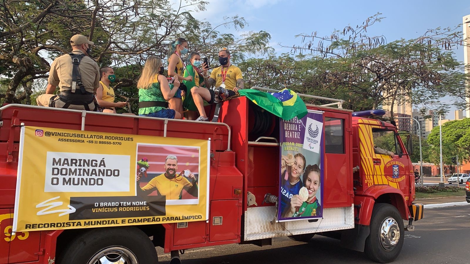 Medalhistas paralímpicos desfilam em carro dos bombeiros