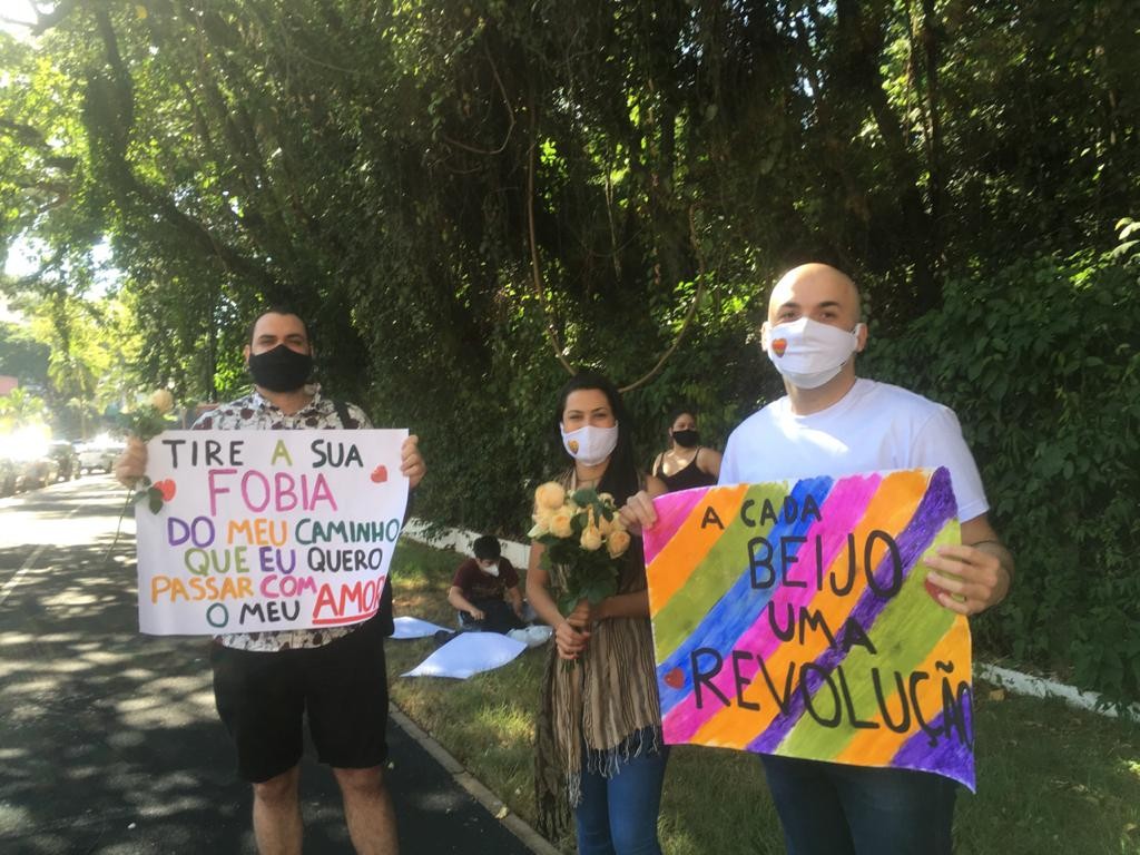 Manifestantes pedem o fim da homofobia