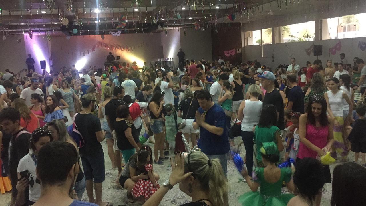 Carnaval à moda antiga encanta crianças