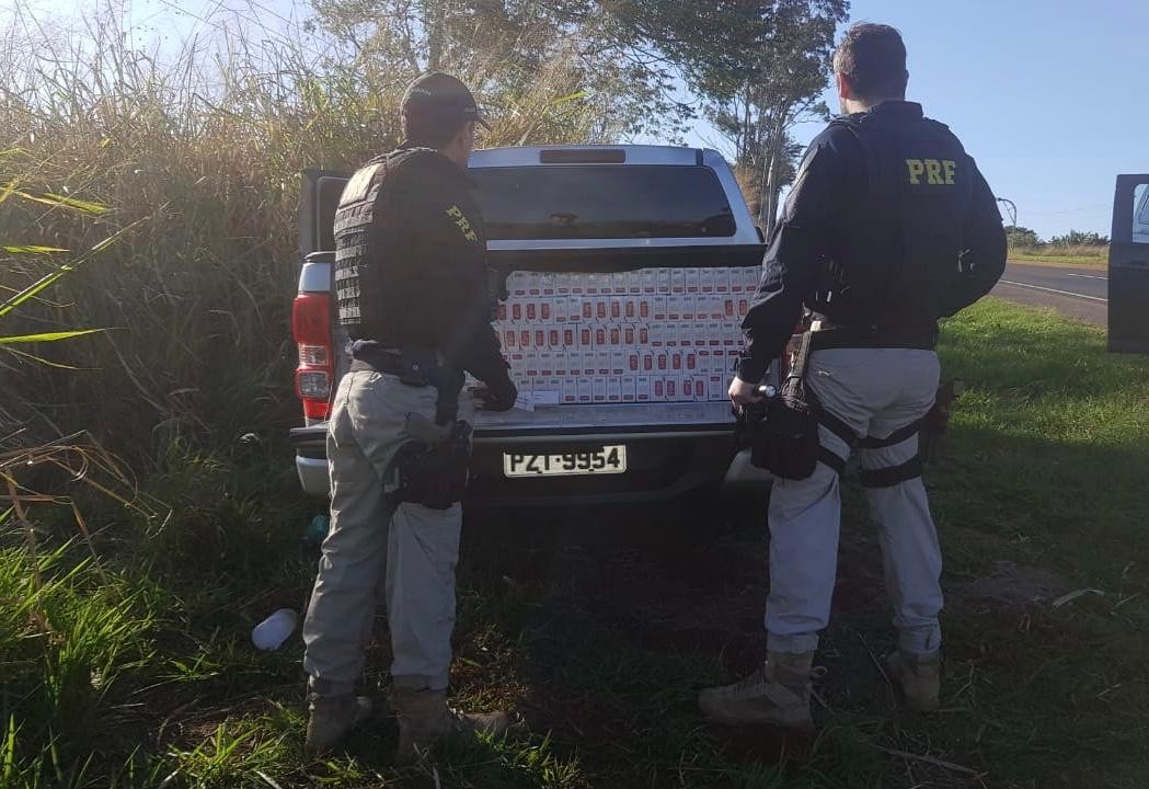 PRF apreende duas caminhonetes com cigarros contrabandeados