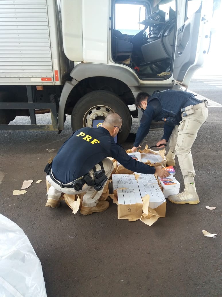 PRF aborda caminhão com celulares e cigarros contrabandeados