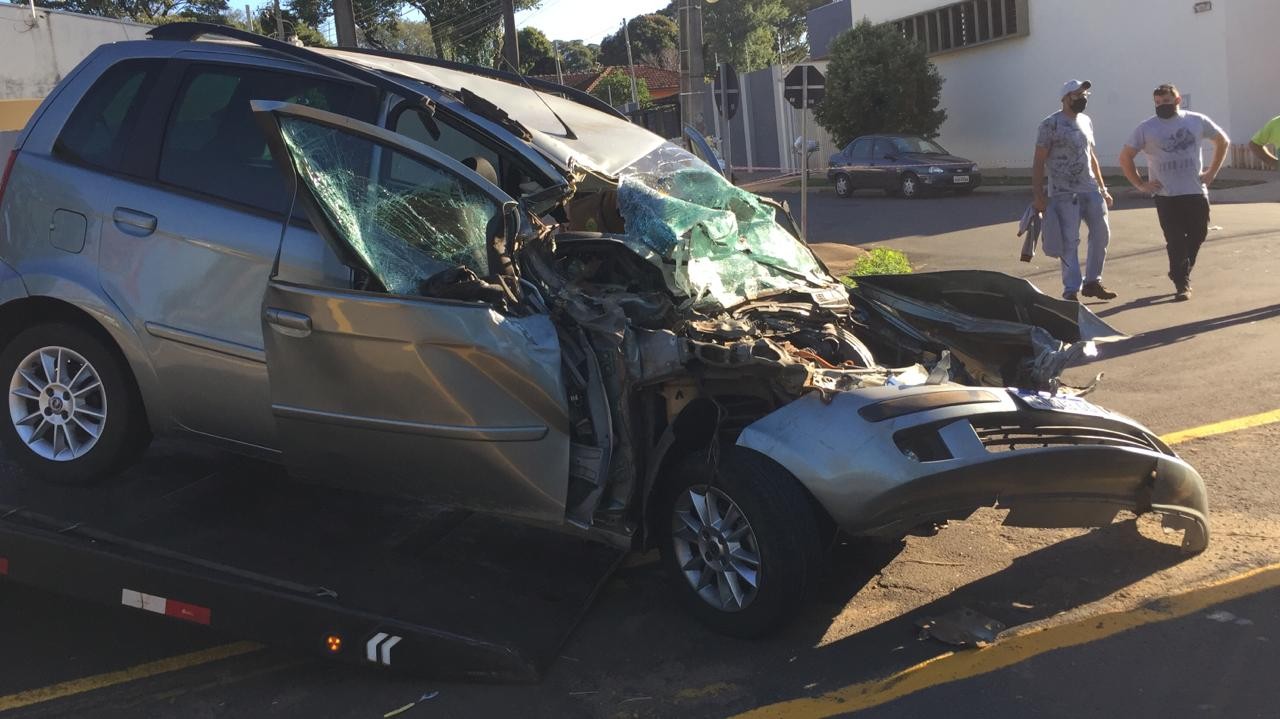 Carro bate em caminhão da Semusp e passageira fica ferida