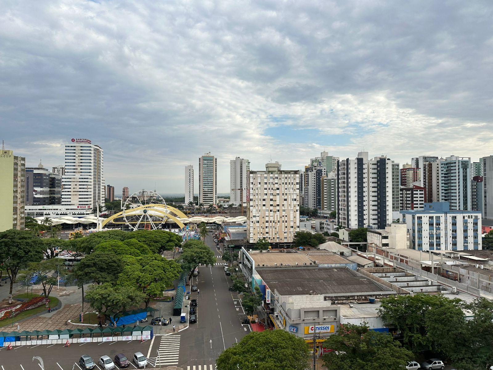 Segunda-feira (1°) será de tempo abafado e chance de chuva em Maringá