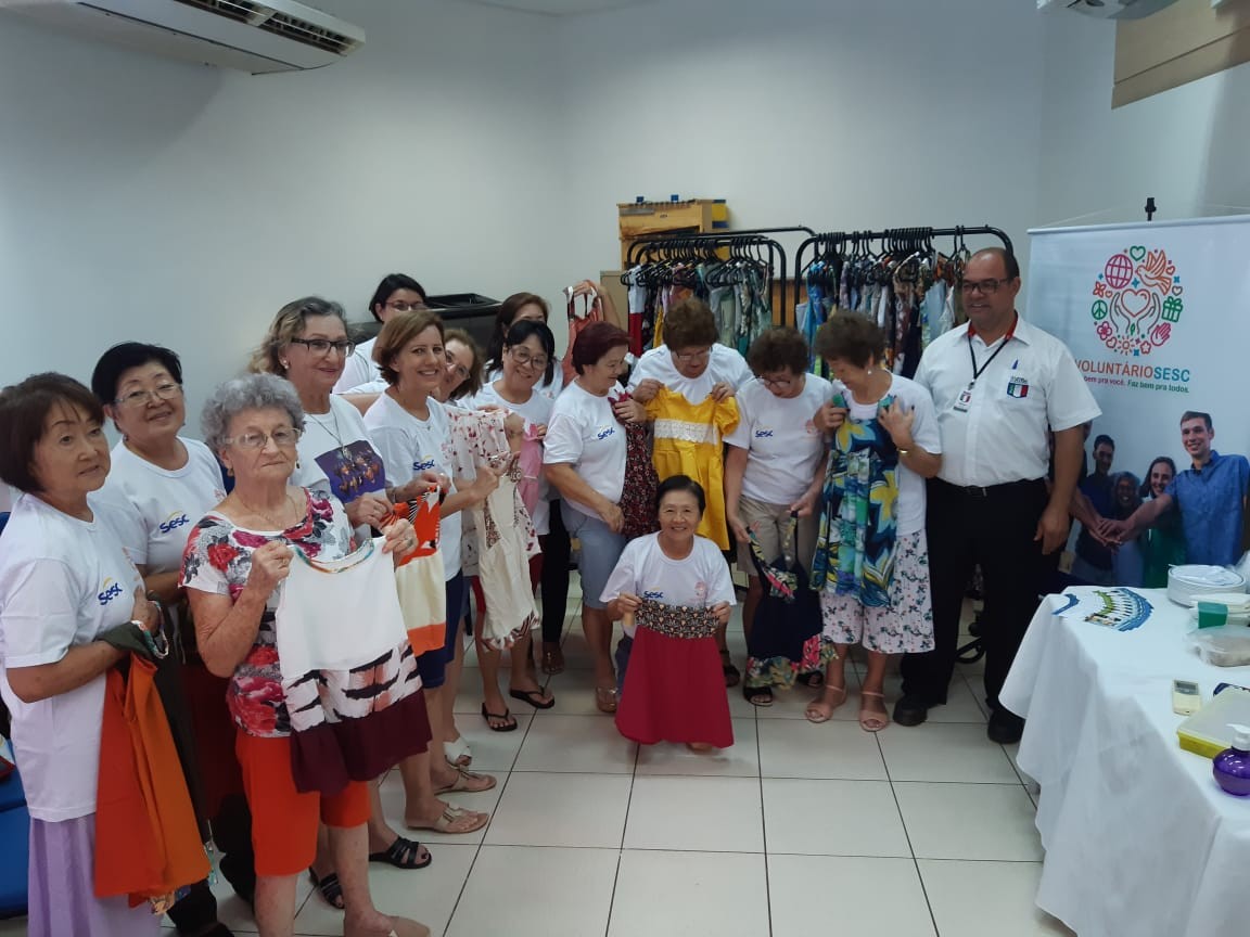 Voluntárias do Sesc de Maringá confeccionam e doam jalecos e máscaras