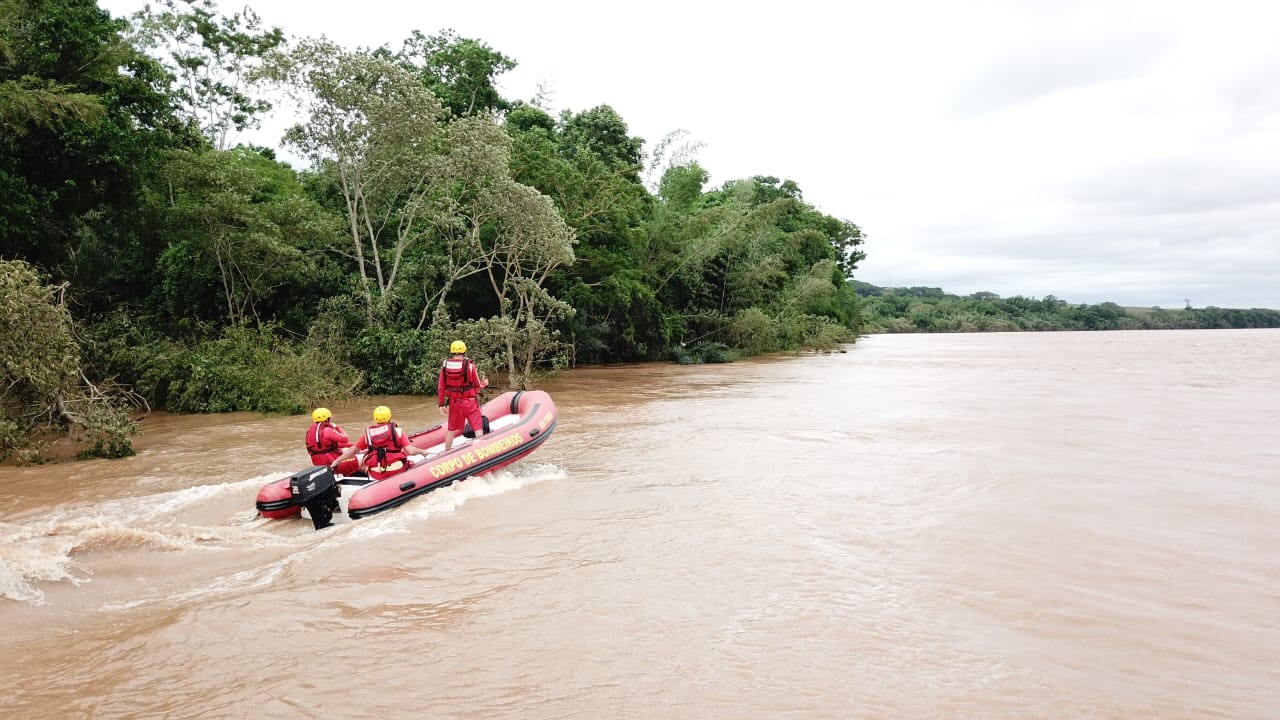 Buscas por carro que teria caído em rio seguirão por pelo menos 15 dias