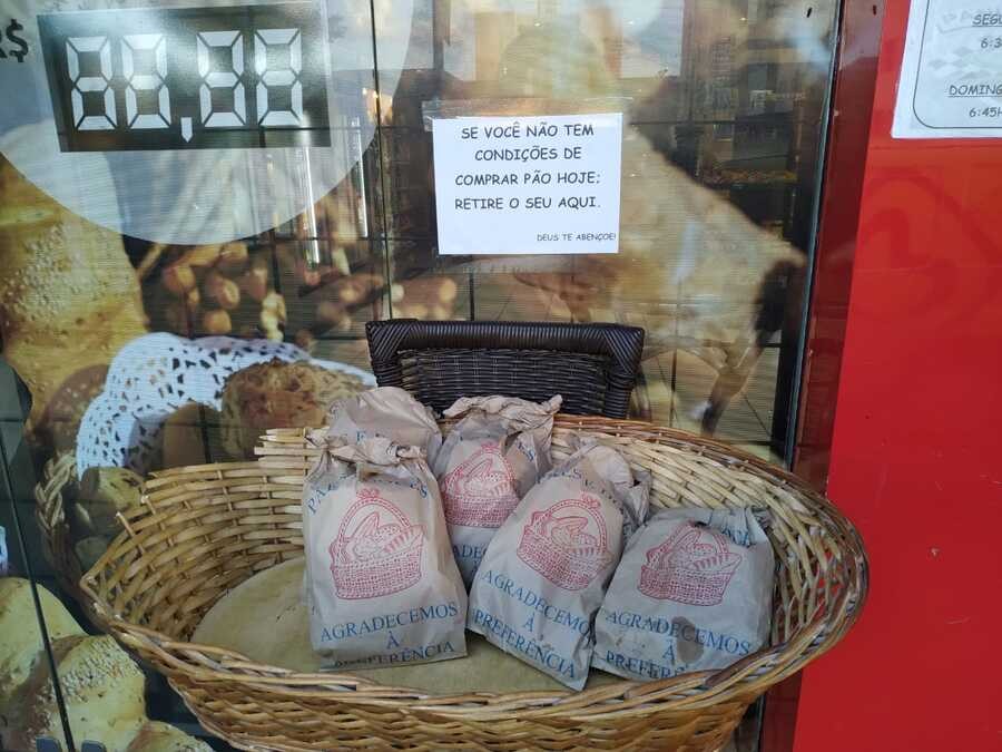 Maringá: Padaria disponibiliza cesta com pães gratuitos para quem não pode comprar