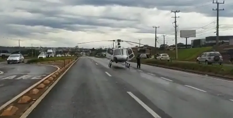 Policial ‘briga’ com equipe do Samu de Maringá por pouso de helicóptero em rodovia; vídeo