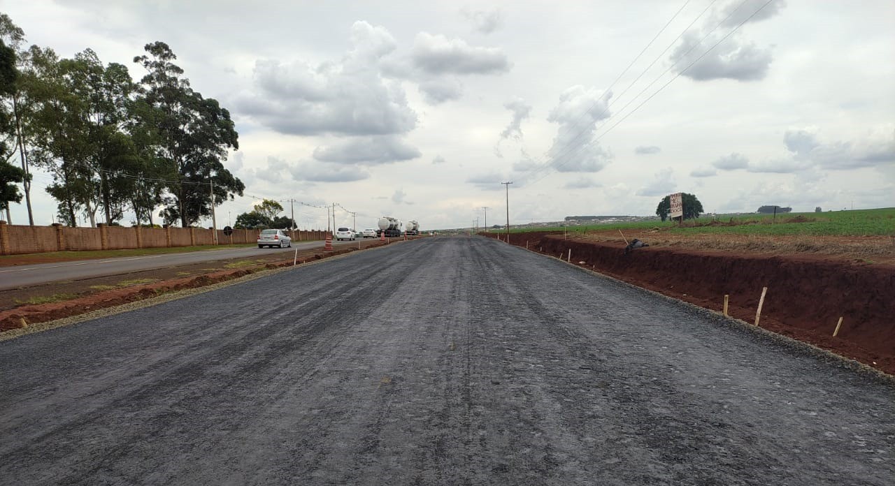 Obras na PR-317: carro faz conversão em pista e atinge motocicleta