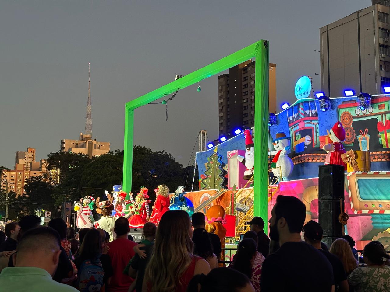 Chegada do Papai Noel e show de Lulu Santos marcam abertura da Maringá Encantada