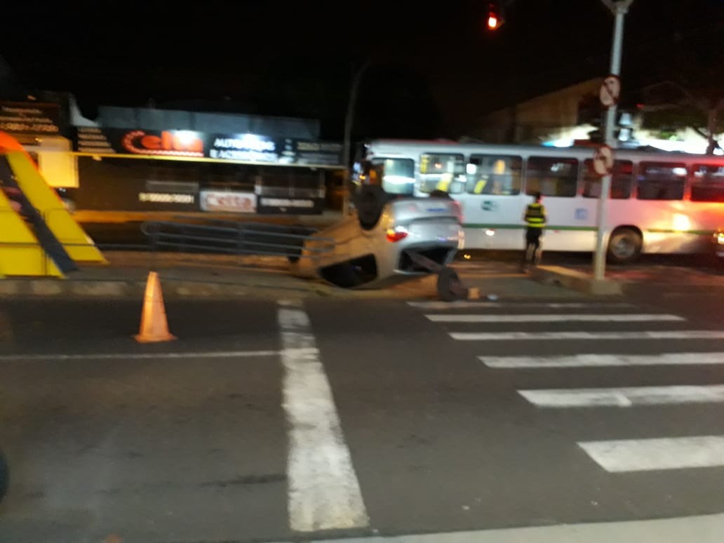 Colisão entre carro e ônibus, em Maringá, deixa três pessoas feridas